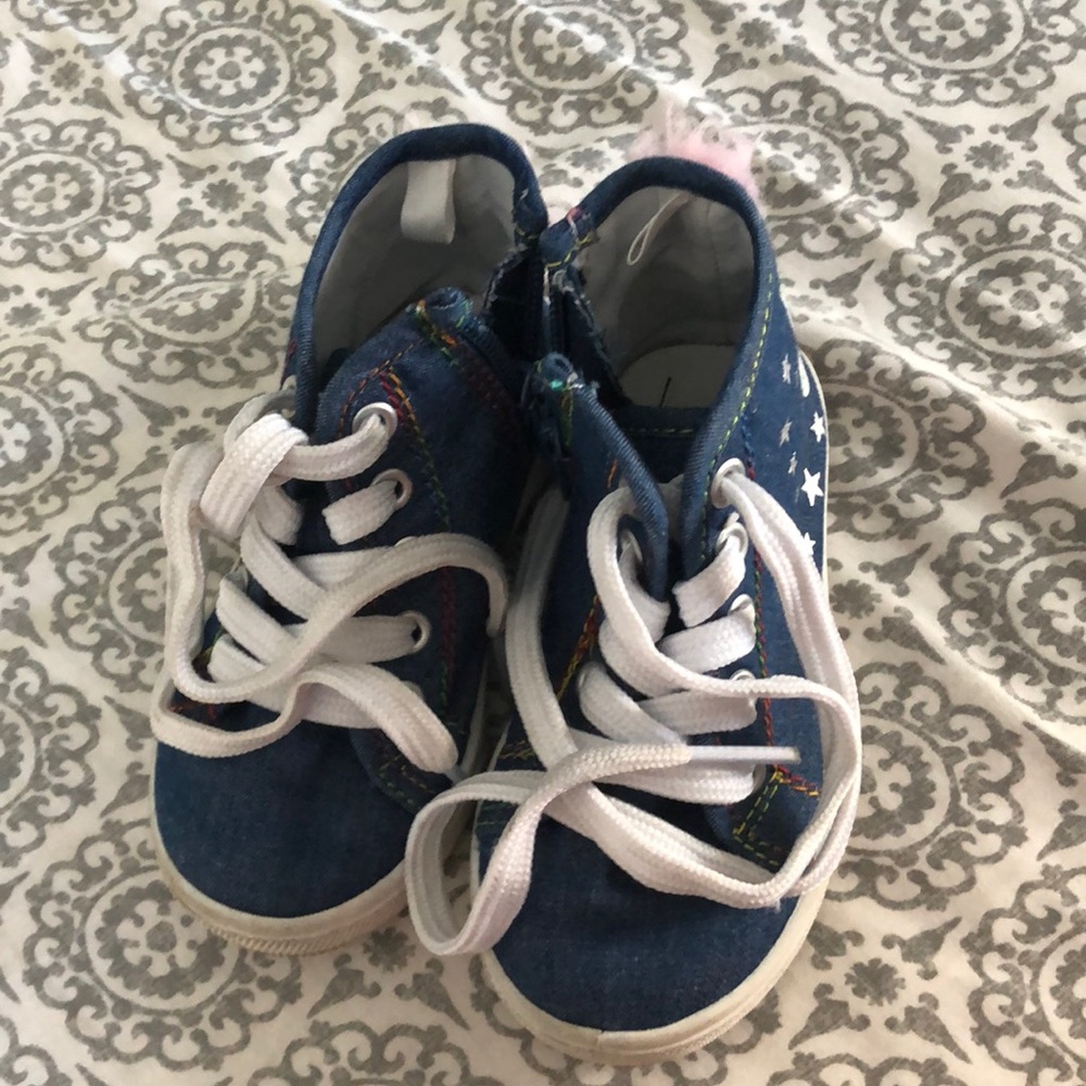 Carter’s toddler super cute sneakers size 6T